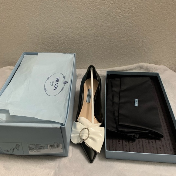 PRADA BLACK LEATHER WHITE BOW CONE HEEL PUMPS - Picture 4 of 7